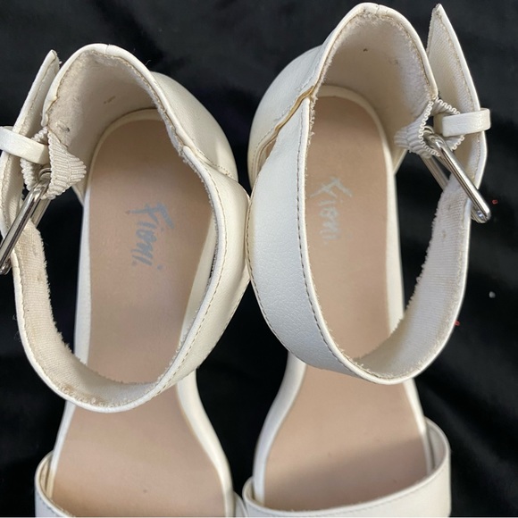 Fioni White wedge midi ( 2-2.5” ) heel. - Picture 2 of 8